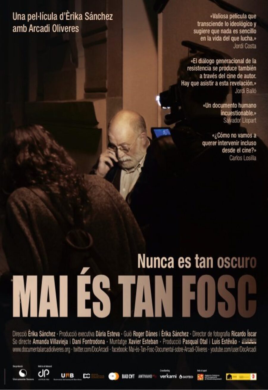 Cartel de Nunca es tan oscuro - España