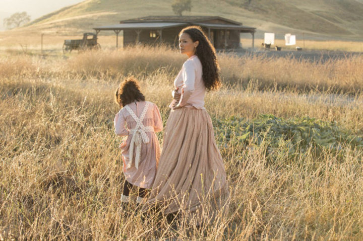 Thandie Newton en el campo de 'Westworld'