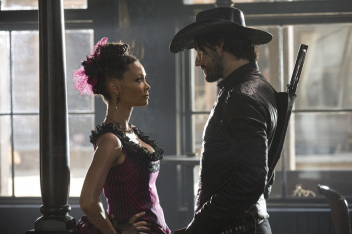 Rodrigo Santoro y Thandie Newton en 'Westworld'