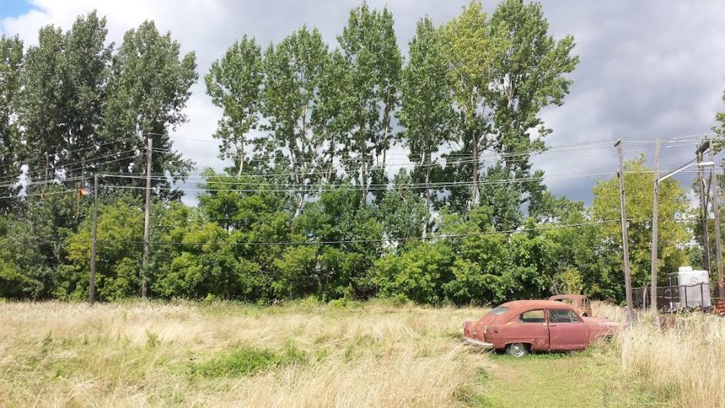 Los alrededores de la casa con coches abandonados