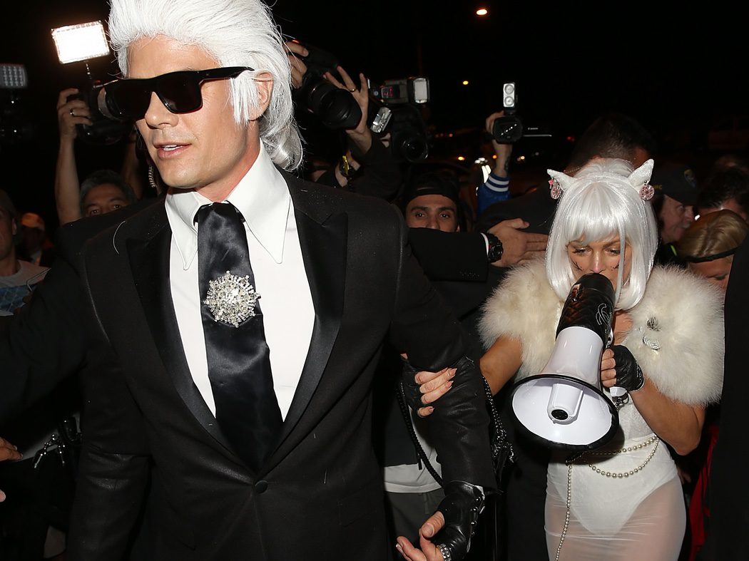 Josh Duhamel y señora de Karl Lagerfeld y Kitty Choupette