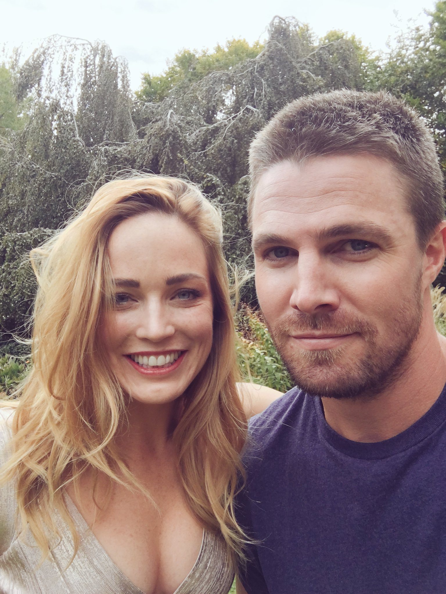 Caity Lotz y Stephen Amell