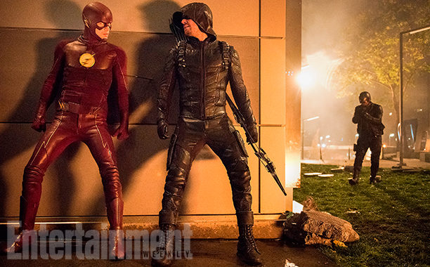 The Flash y Arrow se esconden de un enemigo