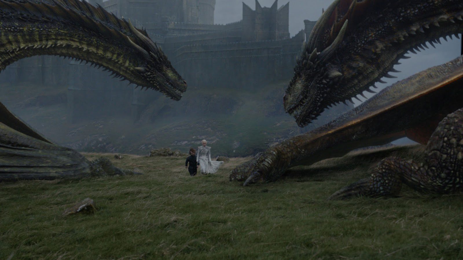 Daenerys y Tyrion junto a los dragones