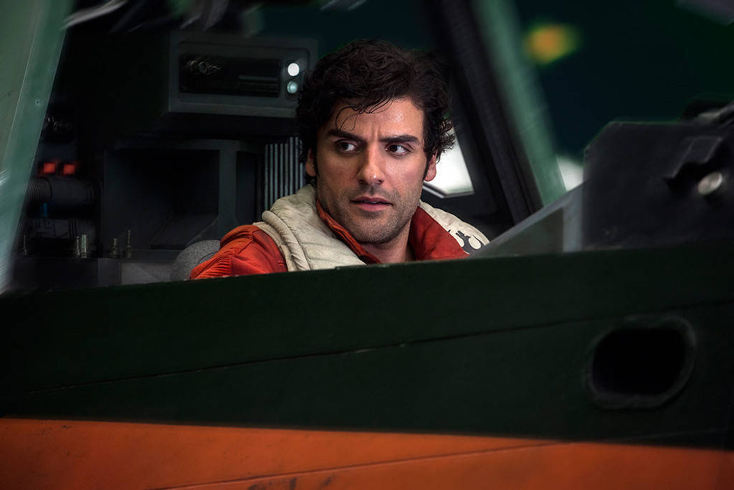 Poe sentado en la cabina de su X-Wing