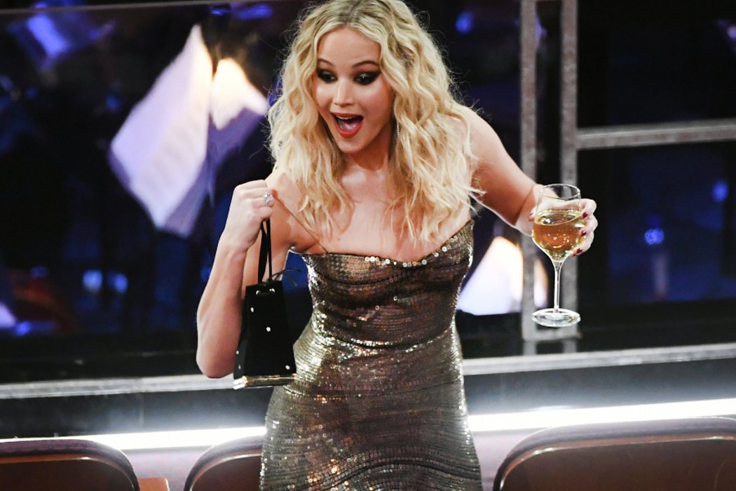 Jennifer Lawrence saltando con una copa de vino