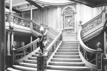 La vieja escalera del salón con el reloj al fondo