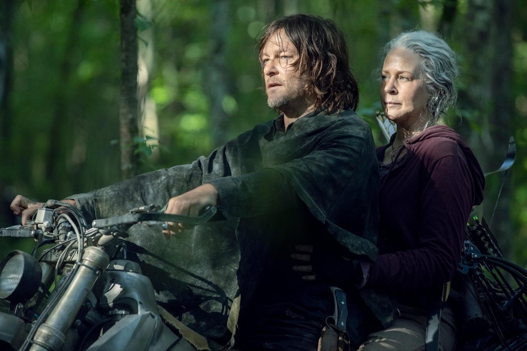 Daryl y Carol en moto