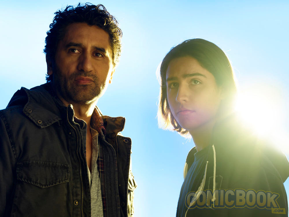 Cliff Curtis y Lorenzo Henrie como Travis y Chris Manawa