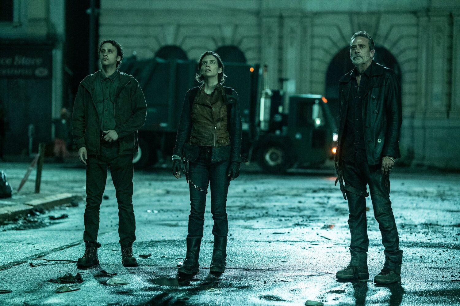 Trey Santiago-Hudson como Jano, Lauren Cohan como Maggie y Jeffrey Dean Morgan como Negan