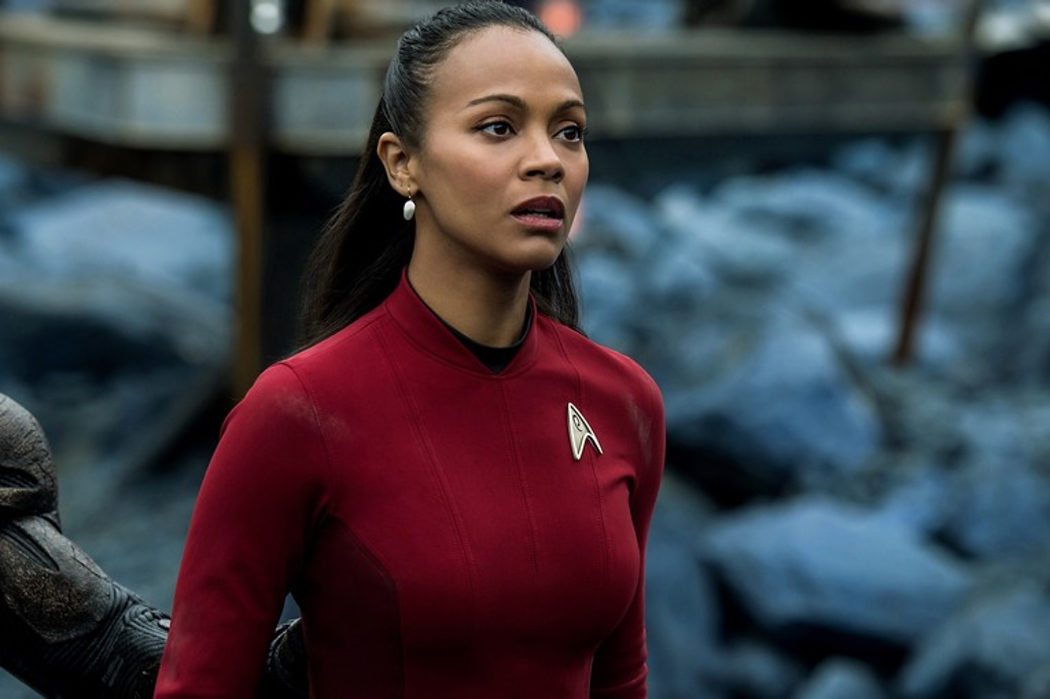 Zoe Saldana como la teniente Uhura