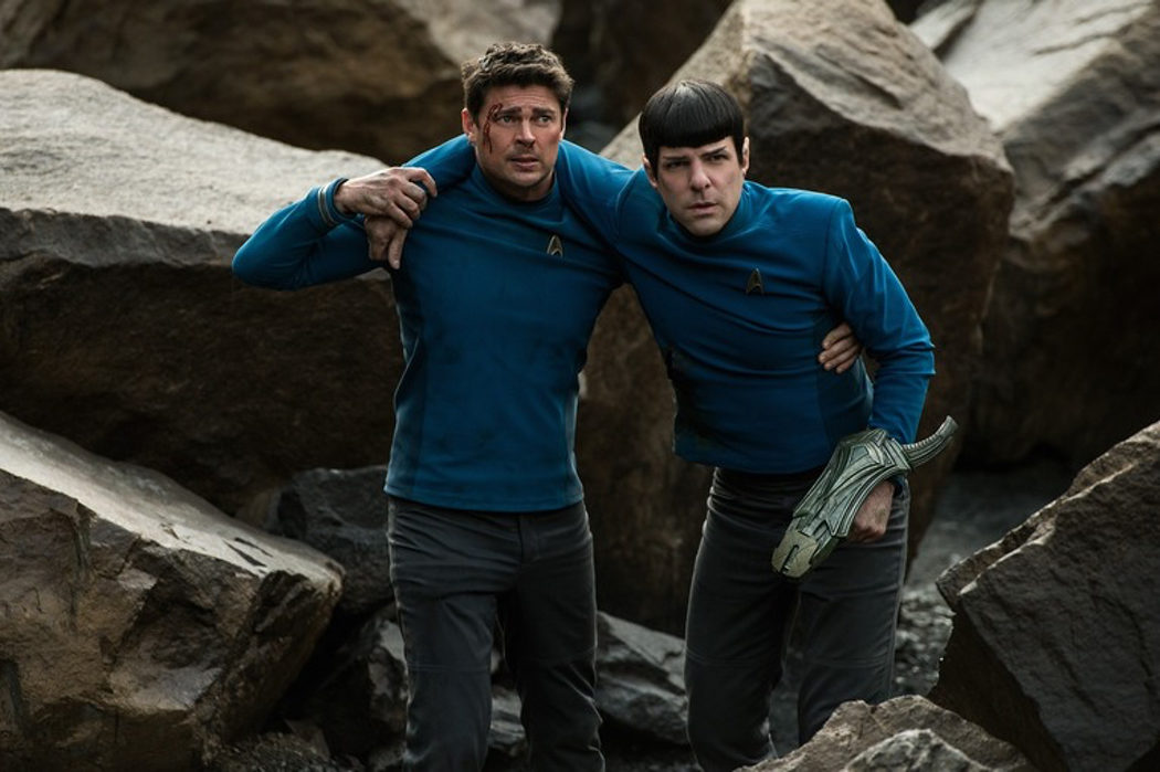 El Dr. Leonard McCoy (Karl Urban) y el señor Spock (Zachary Quinto)