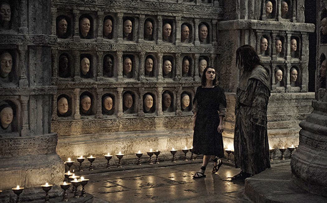 Arya con el hombre sin rostro en la Casa Blanco y Negro