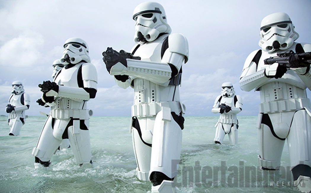 Los Stormtroopers atacan la playa en 'Rogue One'